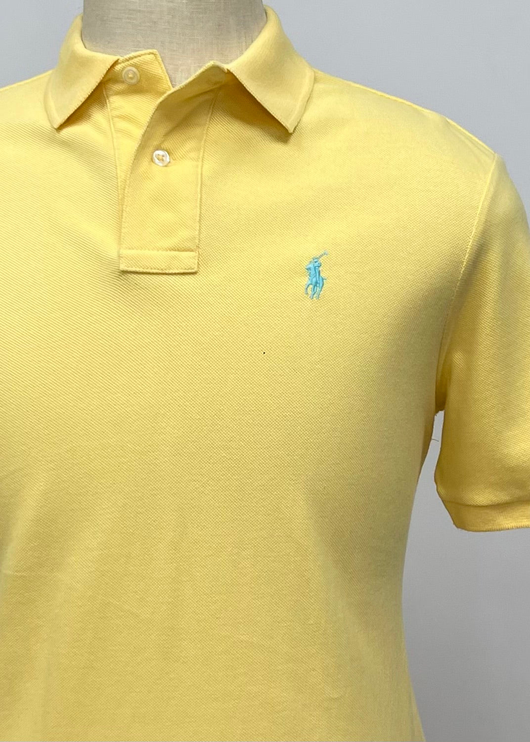 Camiseta Polo Ralph Lauren 🏇🏼 color amarillo claro y logo celeste Talla S Entalle Clásico