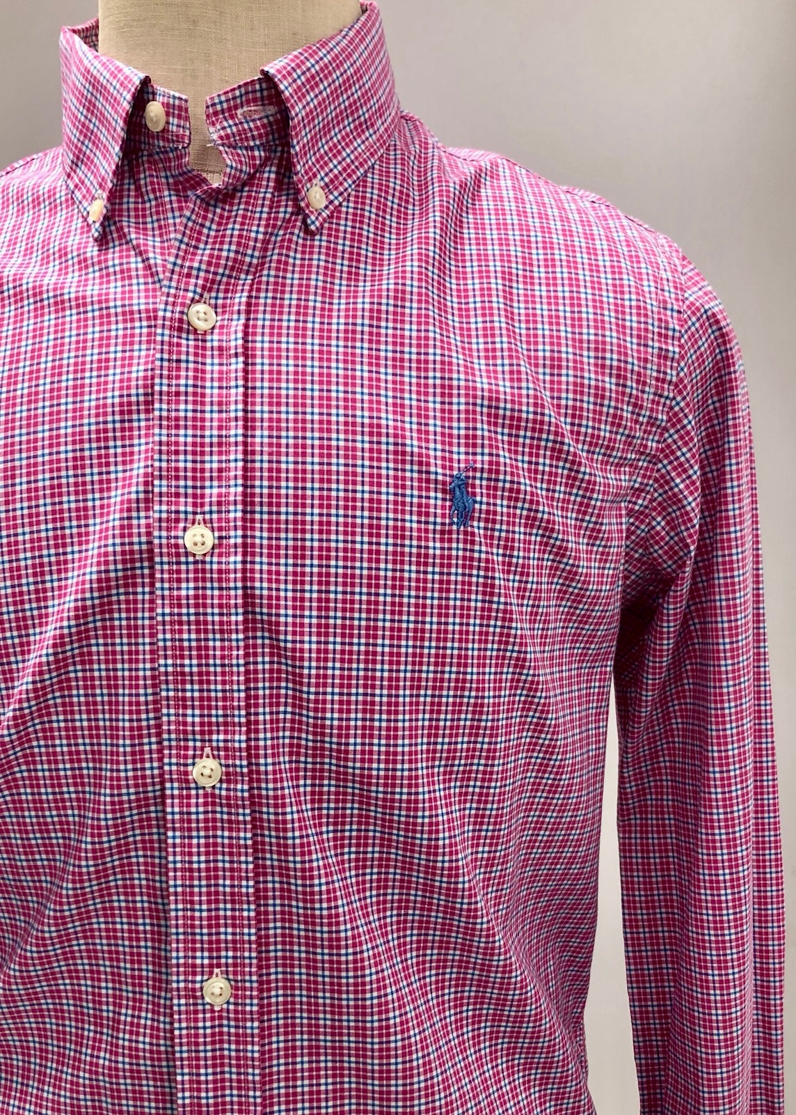 Camisa Polo Ralph Lauren 🏇🏼 con patron de cuadros rojo, azul y blanco Talla M Entalle Regular