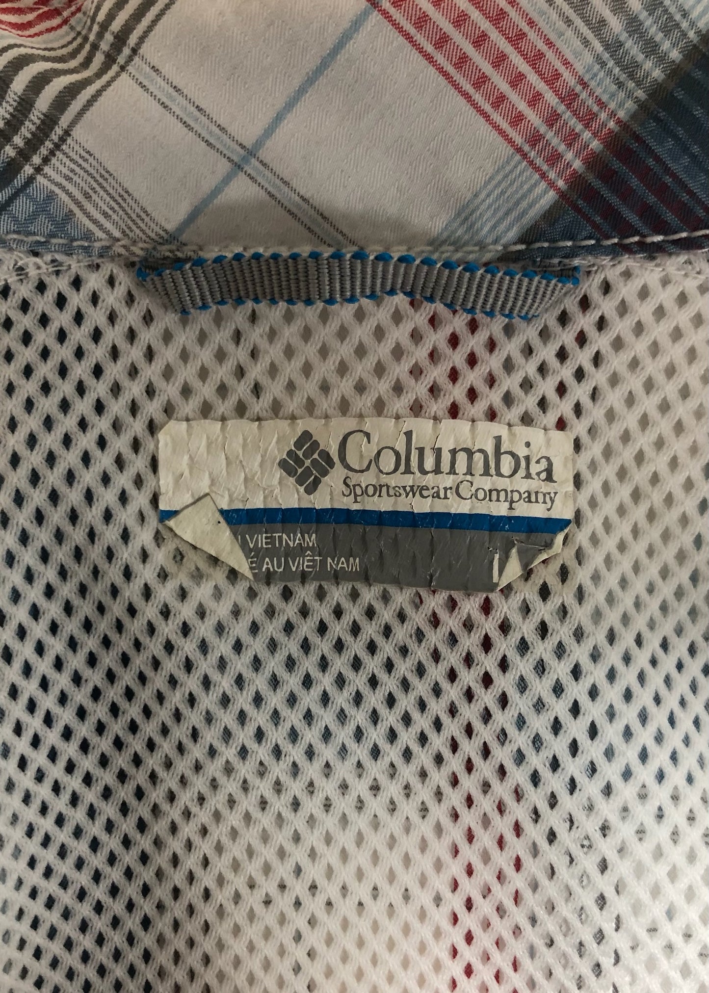 Camisa Columbia 🔹 Color blanco de cuadros en color azul, rojo y gris Talla L