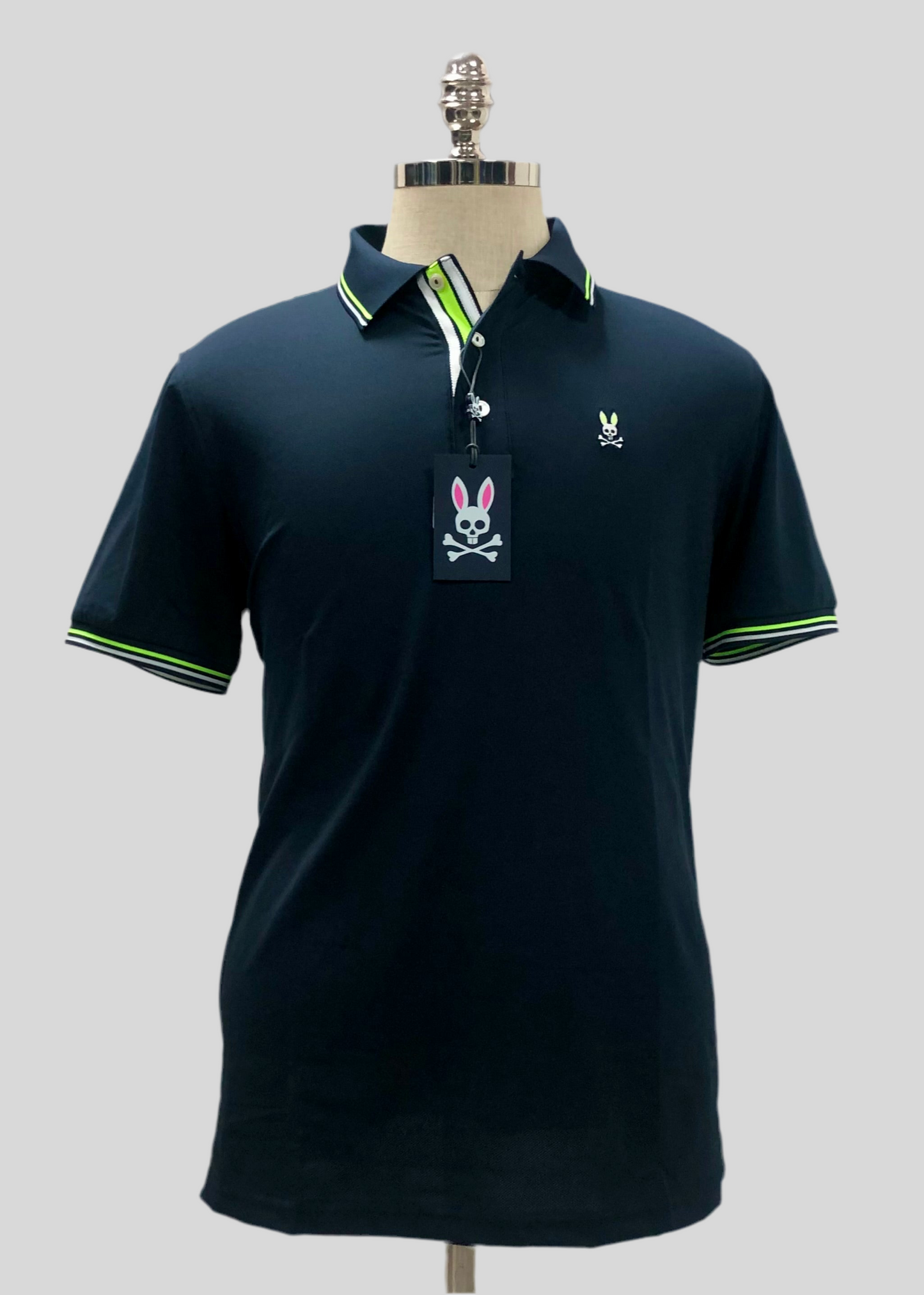Camiseta Polo Psycho Bunny 🐰 Dry-fit en color azul navy con diseño de cuello en verde y blanco Talla M Entalle Regular