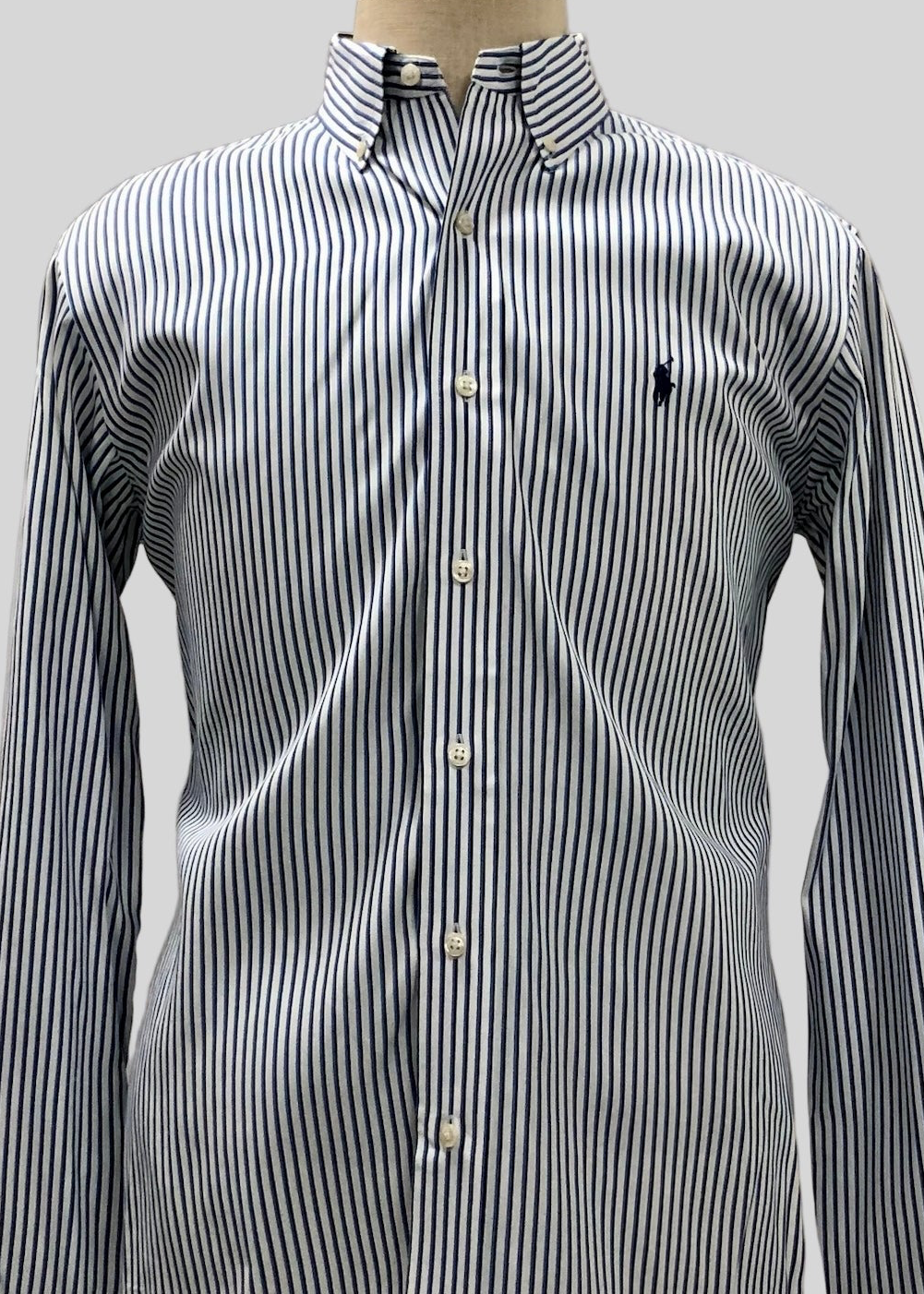 Camisa Polo Ralph Lauren 🏇🏼 Color blanco de rayas en color azul navy Talla L Entalle Custom Fit
