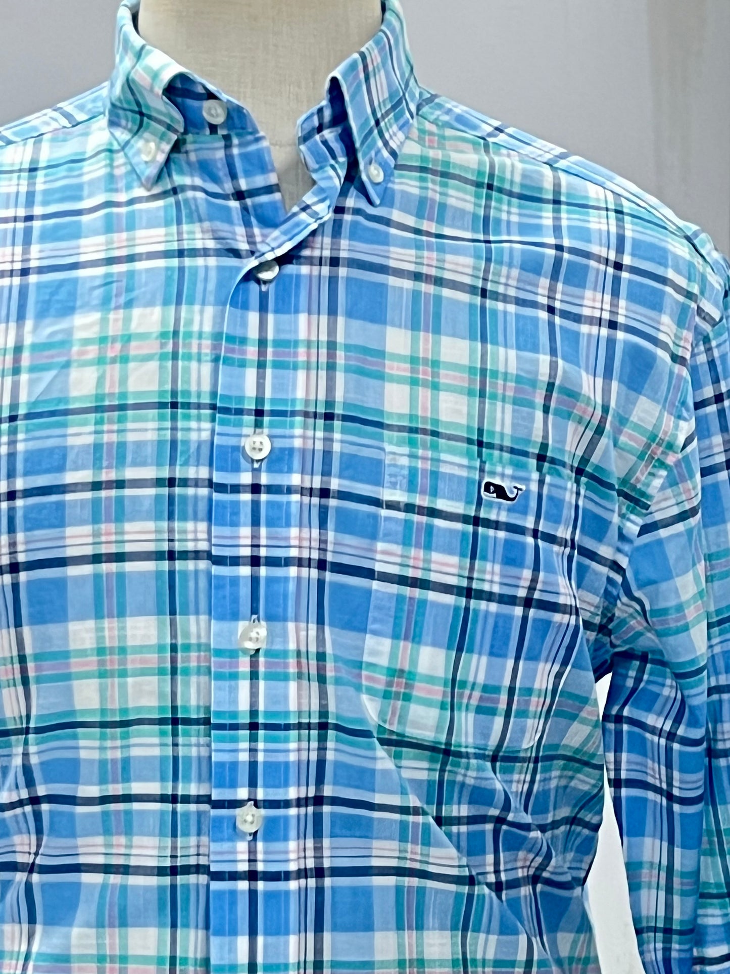 Camisa de botones Vineyard Vines 🐳 color blanco de cuadros en verde, celeste y azul Talla M Entalle Clásico