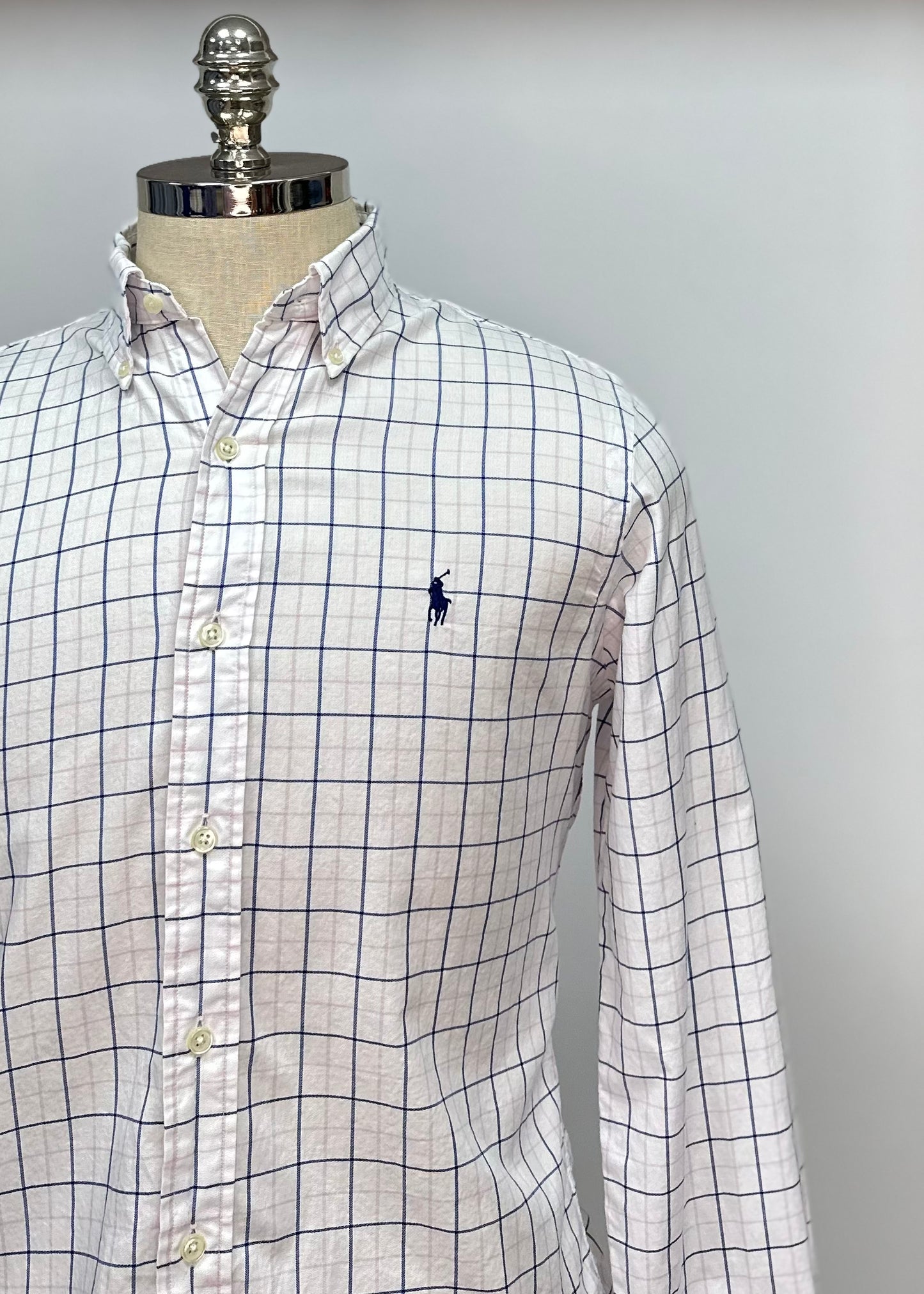 Camisa Polo Ralph Lauren 🏇🏼 color blanco con patron de cuadros en color azul y rosado Talla S Entalle Regular