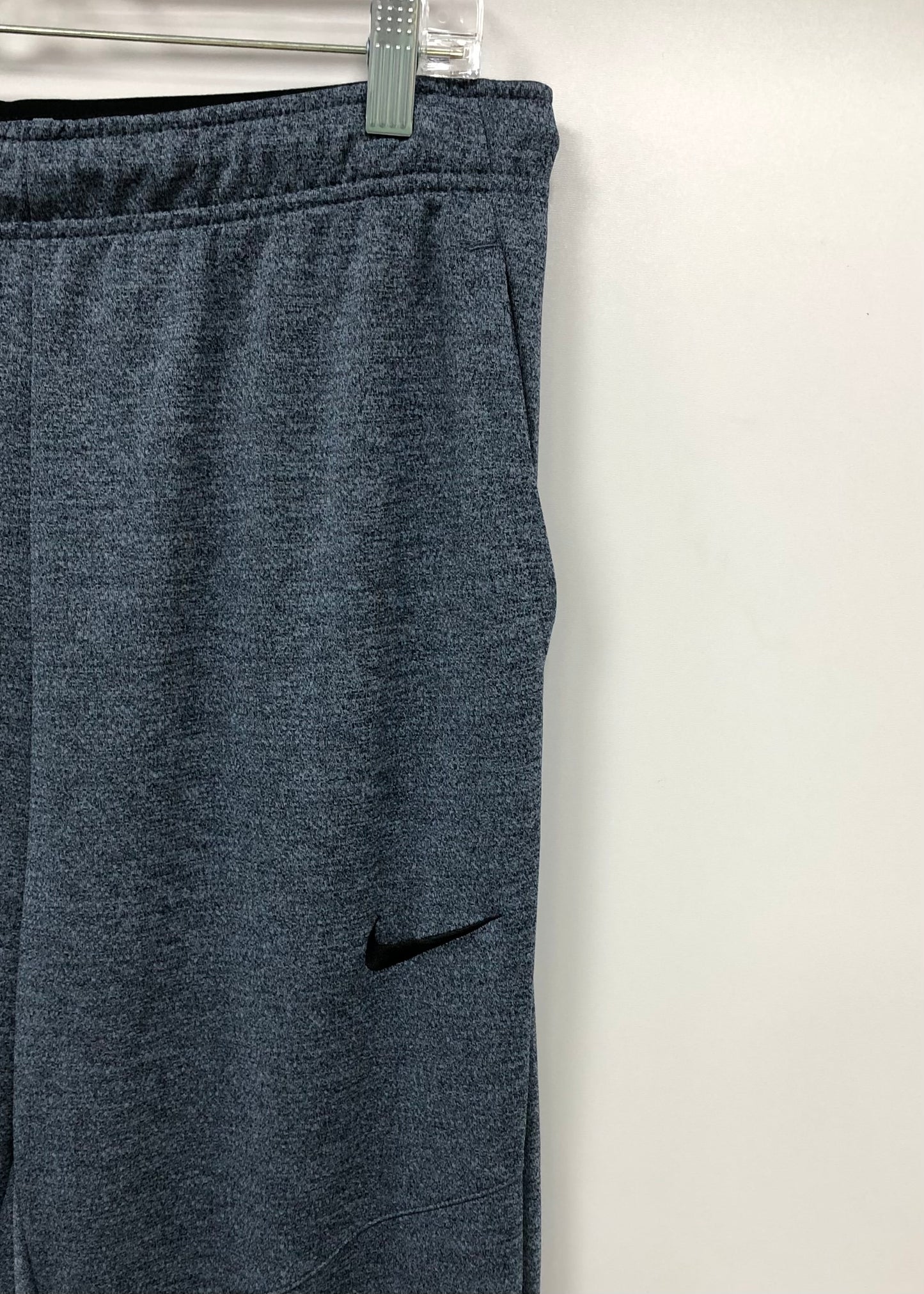 Pantalon Jogger marca Nike ✔️ en color gris oscuro con logotipo en color negro Talla M