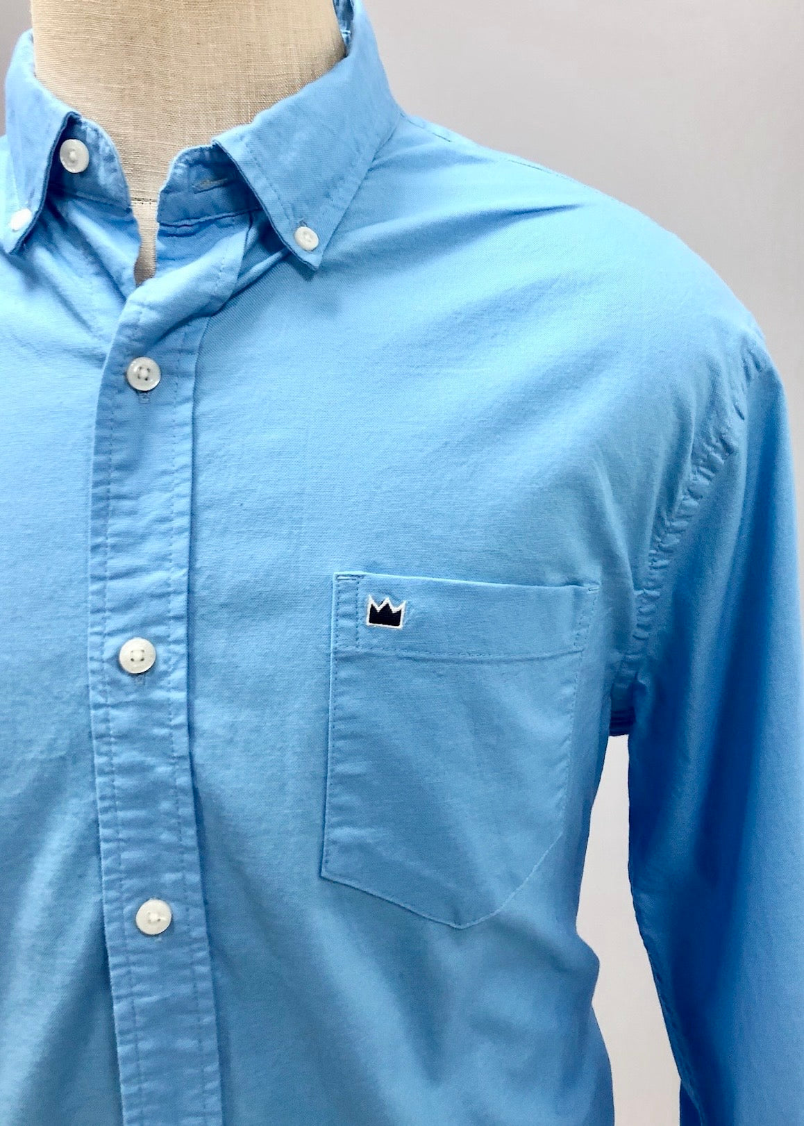 Camisa de botones Crown & Ivy 👑 Oxford en color celeste Talla L Entalle Clásico