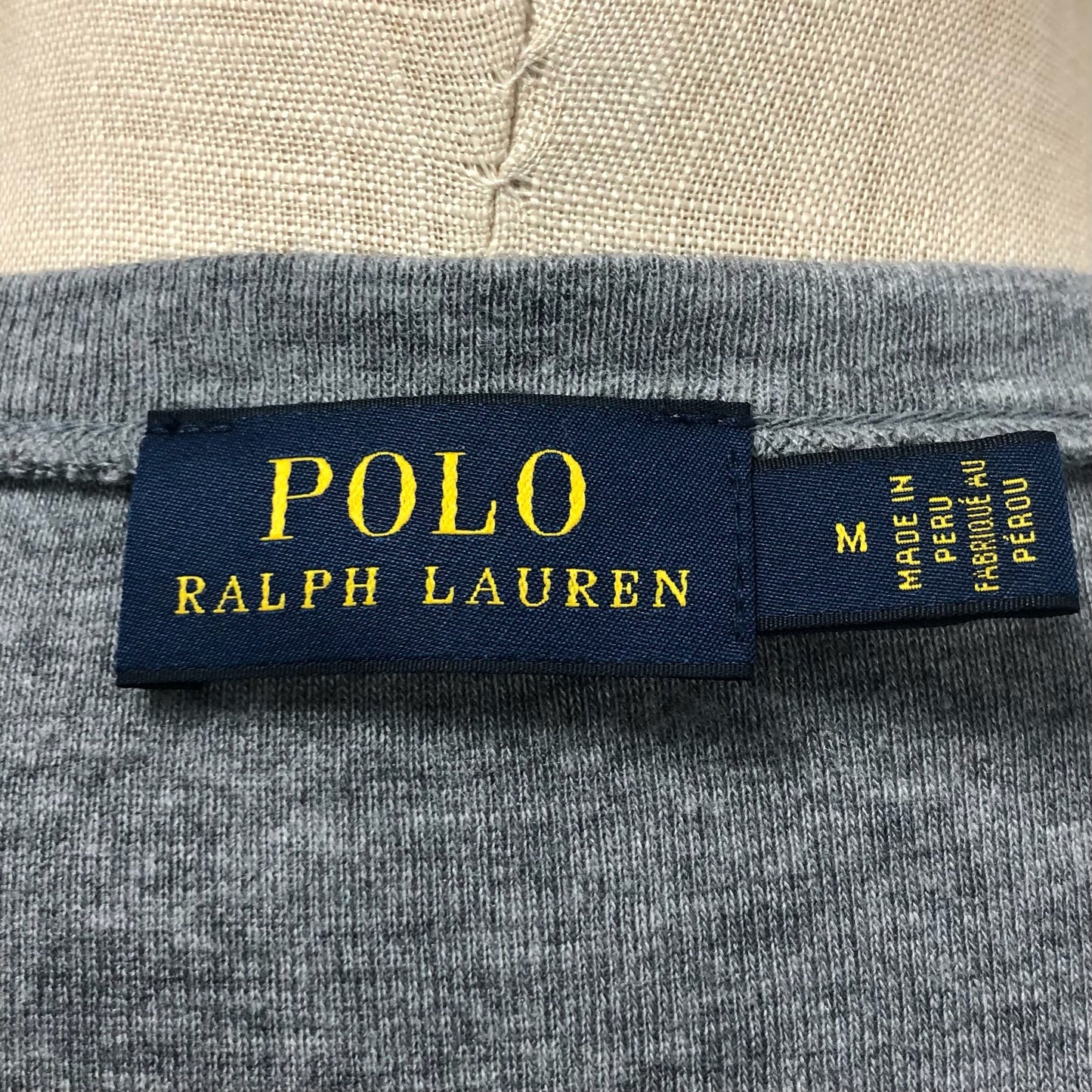 Camiseta de mujer cuello V Polo Ralph Lauren 🏇🏼 color gris claro con logo en color blanco Talla M Entalle Regular