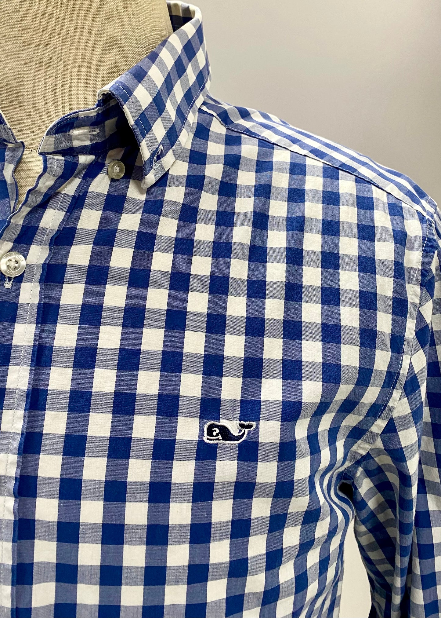 Camisa Vineyard Vines 🐳 con patron cuadros en color azul y blanco Talla M Entalle Regular