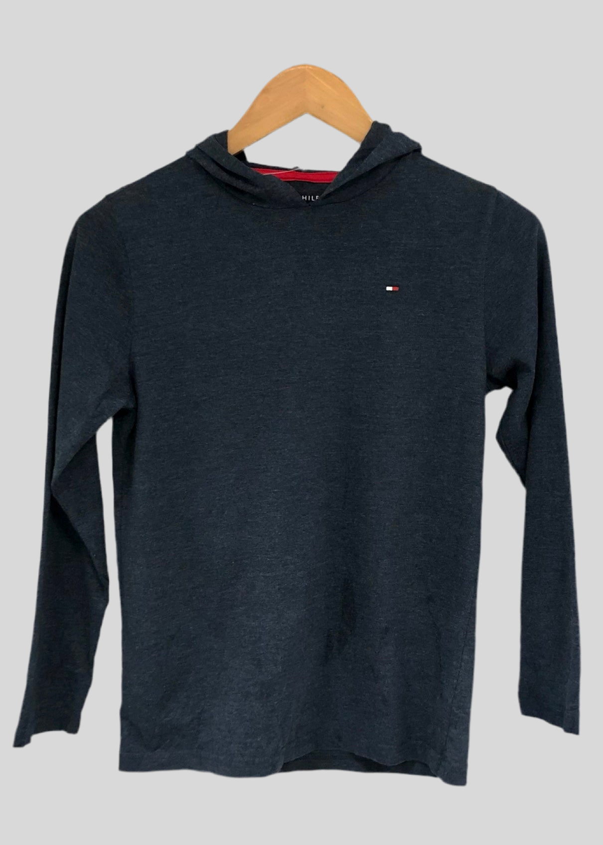 Sueter Jersey de niño con capucha Tommy Hilfiger 🇺🇸 color azul navy y logo tradicional Talla M