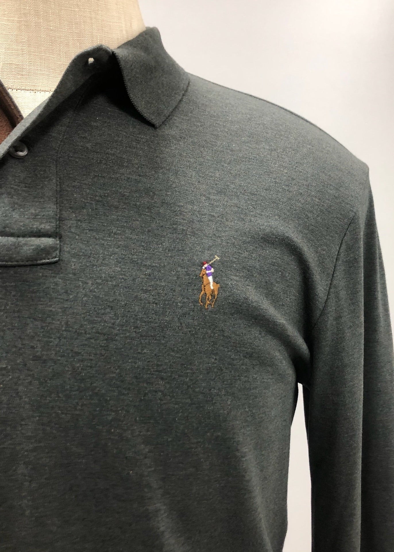 Camiseta Polo Ralph Lauren 🏇🏼 color gris oscuro manga larga Talla M Entalle Regular