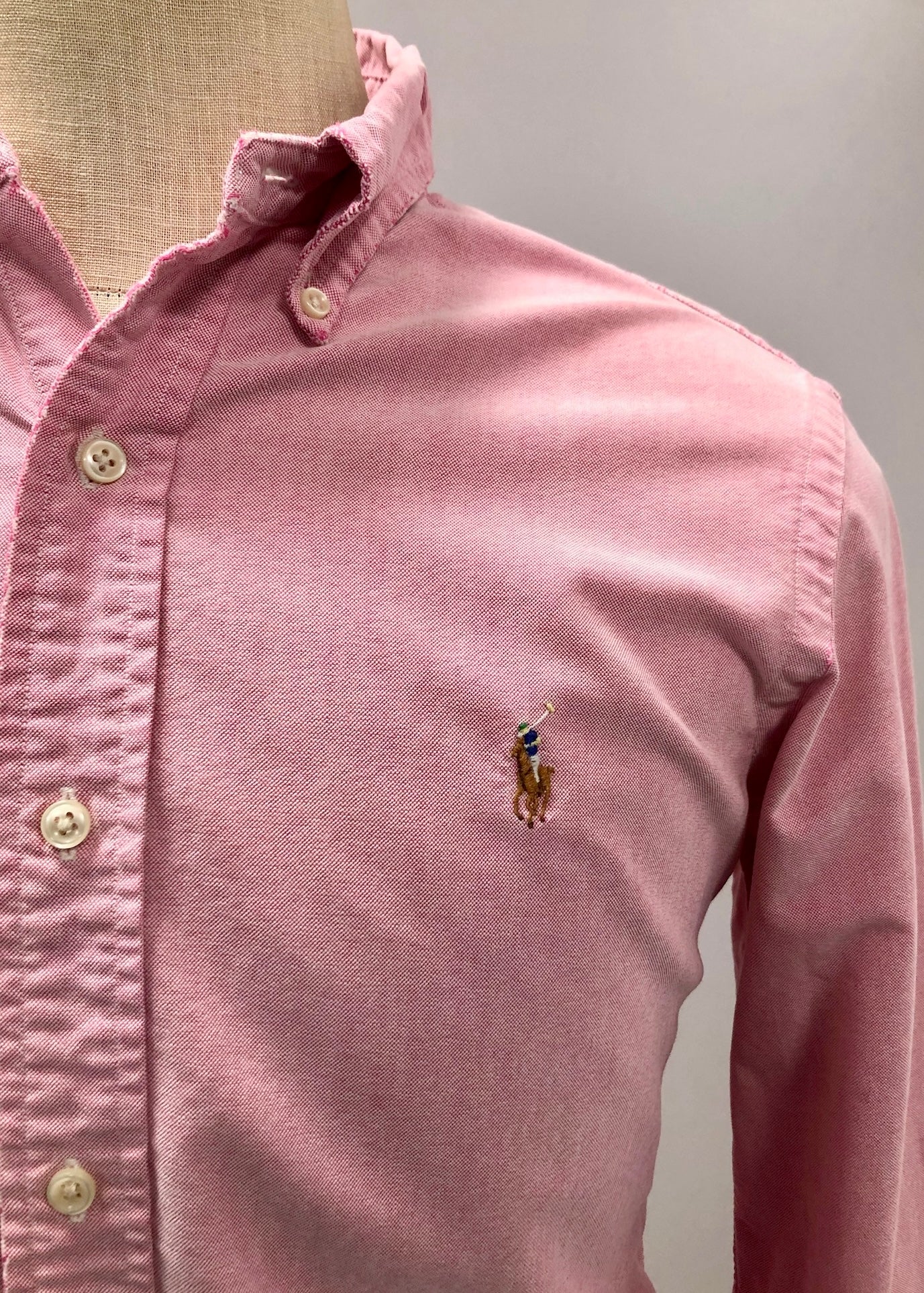 Camisa de botones Polo Ralph Lauren 🏇🏼 Oxford en color Rosado oscuro Talla M Entalle regular (ver descripción)