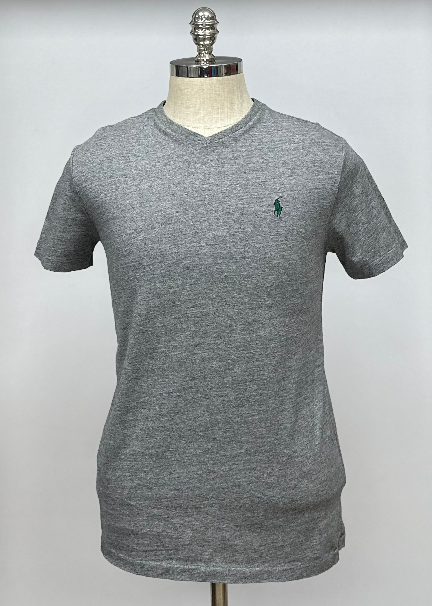 Camiseta cuello V Polo Ralph Lauren 🏇🏼 color gris oscuro Talla S Entalle Regular