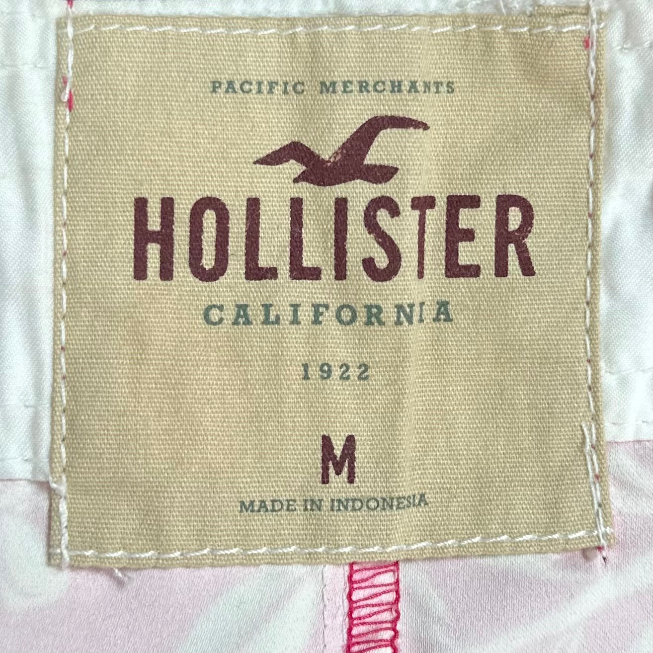 Shorts de baño Hollister en color rosado y blanco con diseño floral talla M