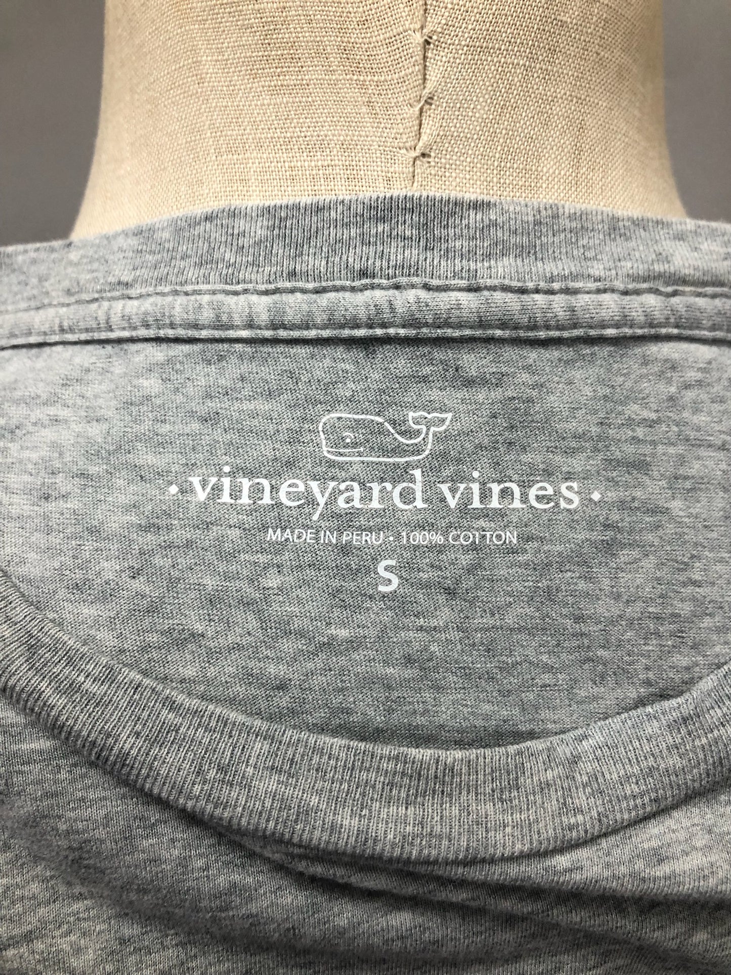 Camiseta cuello redondo Vineyard Vines 🐳 color gris claro con Diseño de Yarda Talla S (ver descripción)