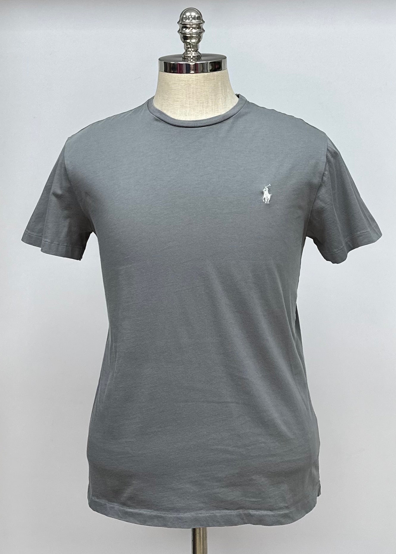 Camiseta cuello Redondo Polo Ralph Lauren 🏇🏼 color gris claro manga corta Talla Medium Entalle Regular