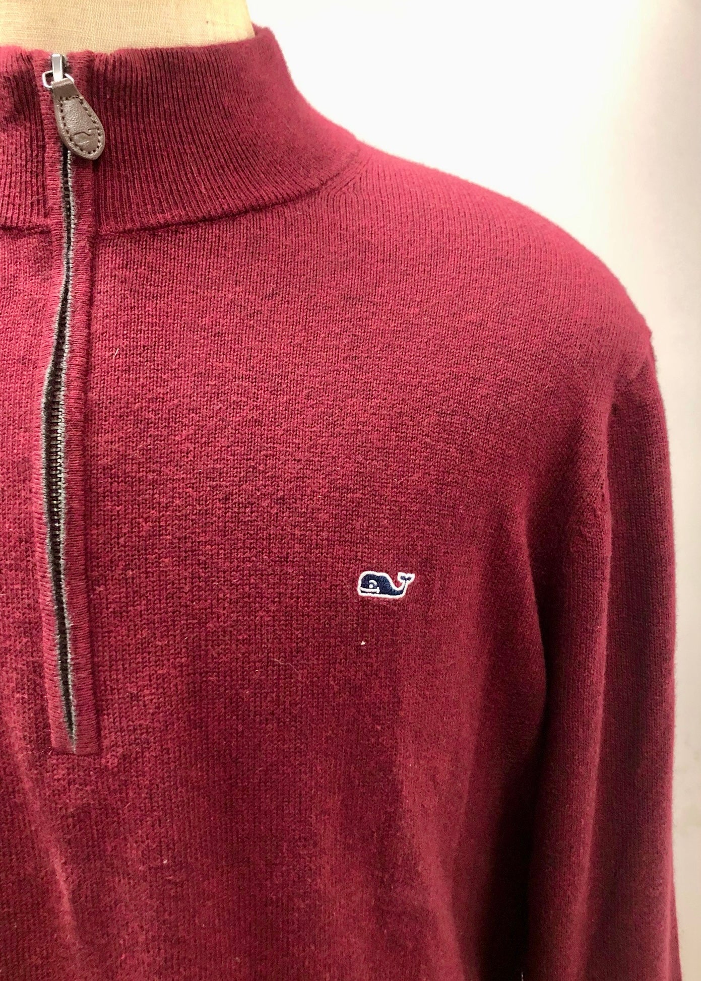 Sueter Jersey Vineyard Vines 🐳 color rojo oscuro con logo tradicional Tela algodón Cashmere Talla L