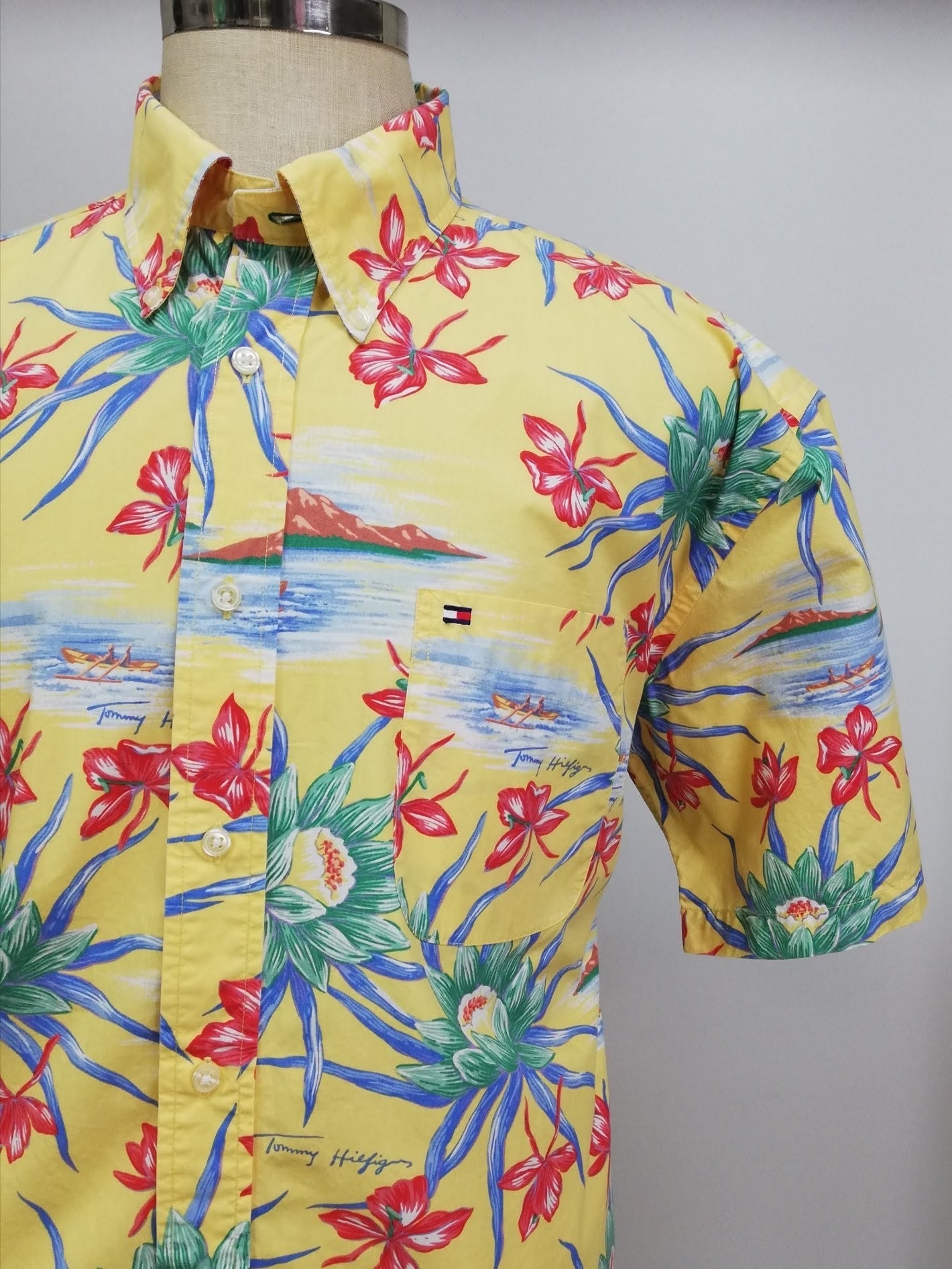 Camisa de botones Tommy Hilfiger 🇺🇸 color amarillo con diseño de tropical en rojo, azul y verde Talla XL Entalle Regular