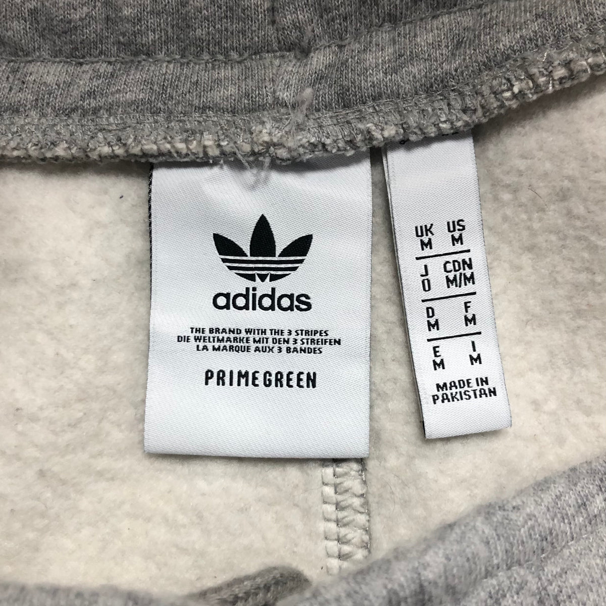 Short Lounge Adidas 🏃🏻‍♂️ color Gris con logo bordado blanco talla M