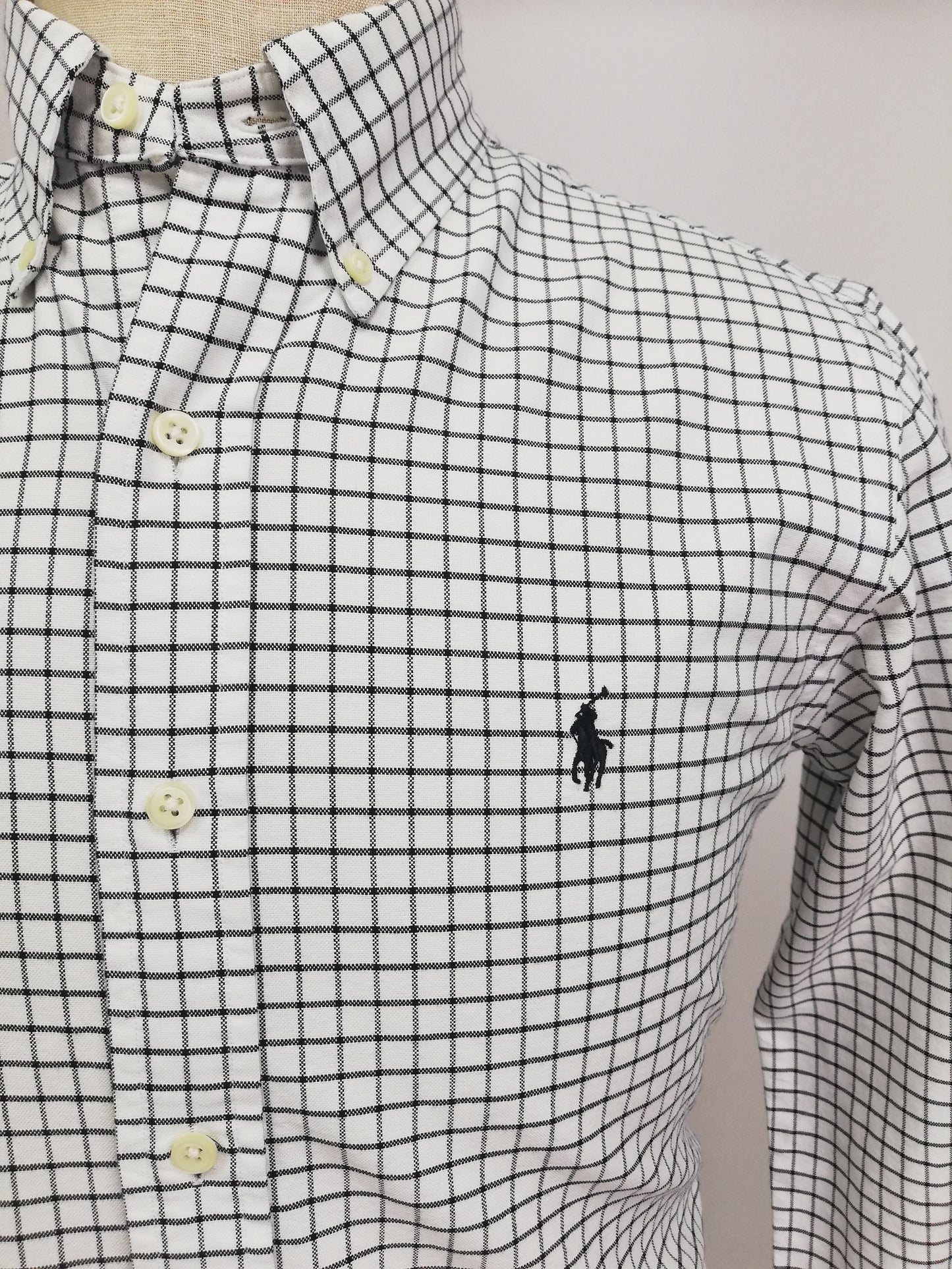 Camisa Polo Ralph Lauren 🏇🏼 color blanco con patrón de cuadros en color negro Talla M Entalle Regular (ver descripción)