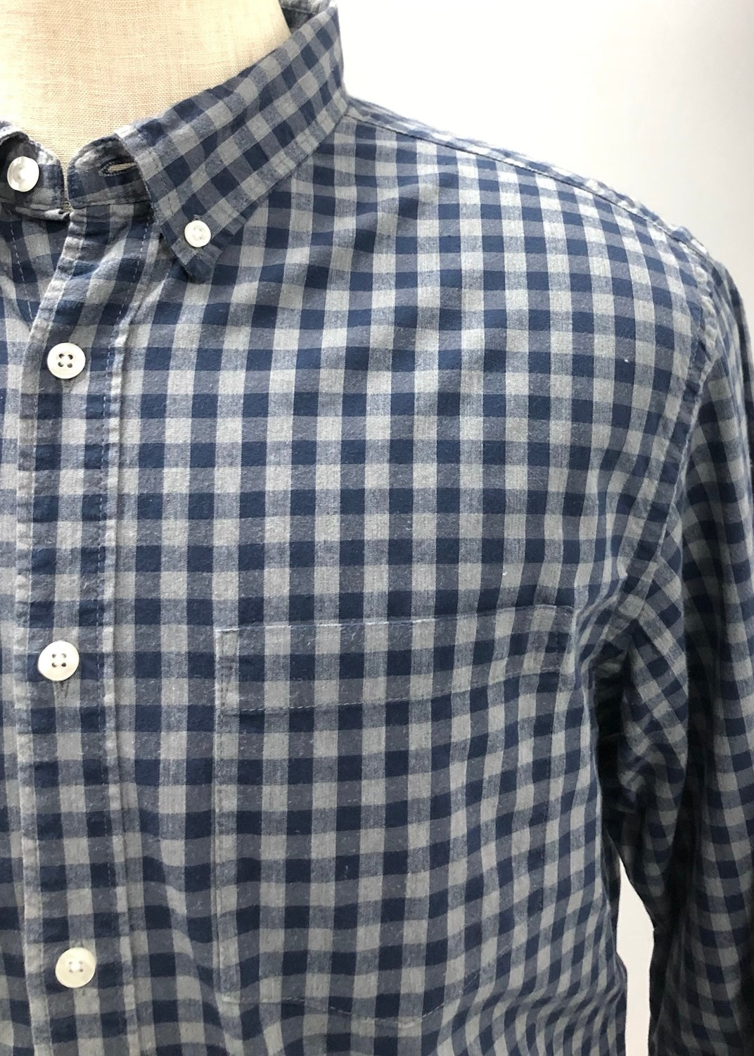 Camisa de botones Old Navy de cuadros color gris y azul navy Talla L Entalle Regular