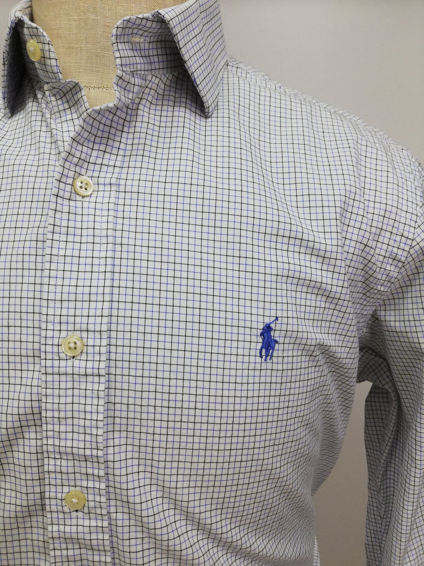 Camisa Polo Ralph Lauren 🏇🏼 color blanco con patron de cuadros en color azul y negro Talla L Entalle Regular