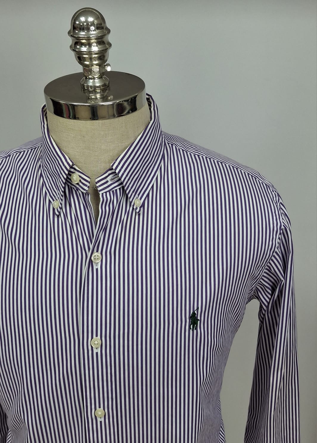 Camisa Polo Ralph Lauren 🏇🏼 con patron de rayas en color morado y blanco Talla M Entalle Custom Fit