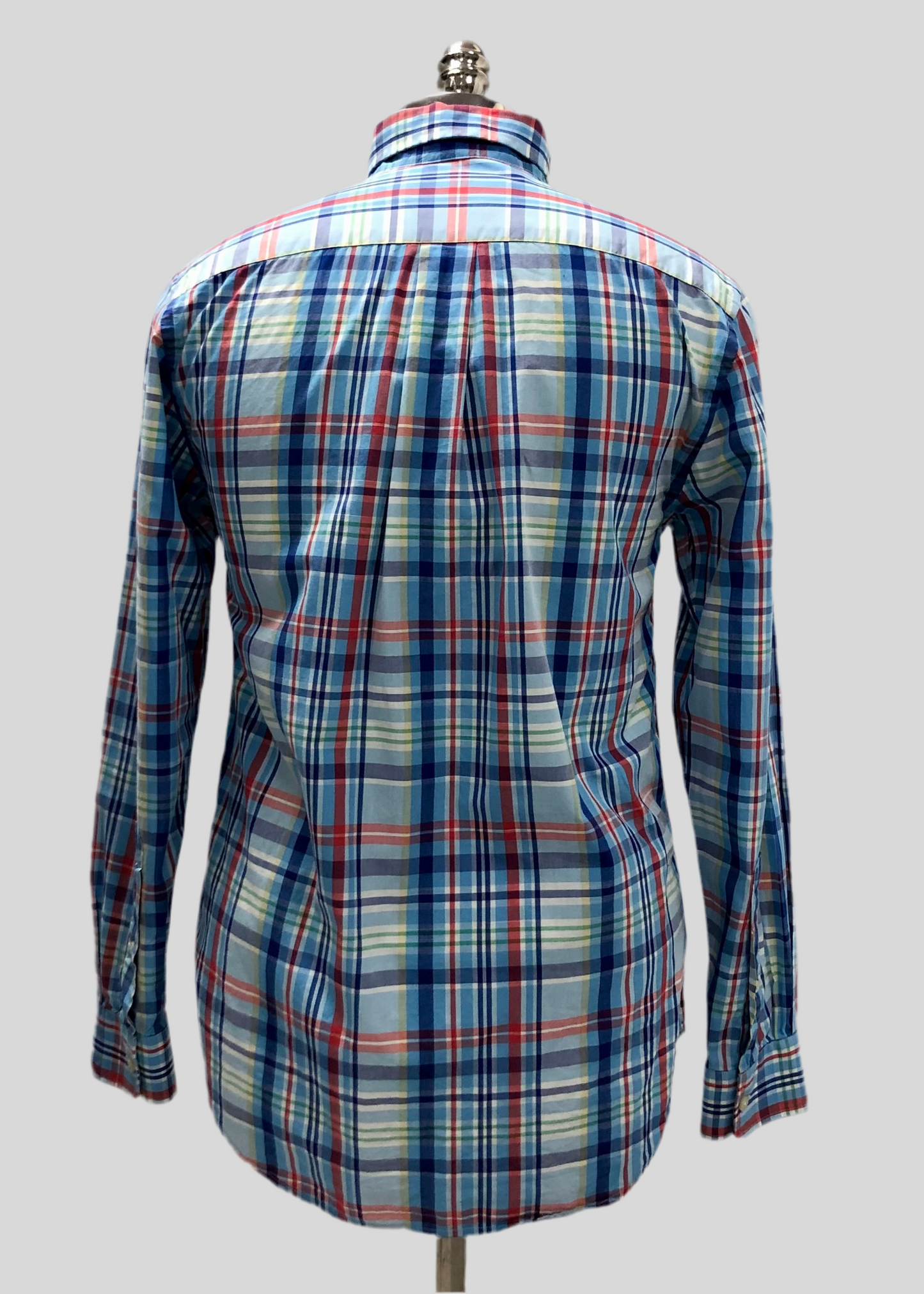 Camisa de botones Vineyard Vines 🐳 color celeste de cuadros en color rojo, azul y amarillo Talla S Entalle Slim Fit