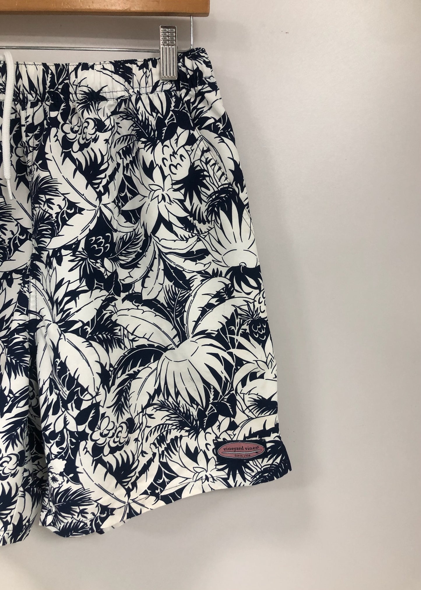 Short de baño Vineyard Vines 🐳 con diseño de palmeras en color azul Navy y blanco talla M (ver descripción)