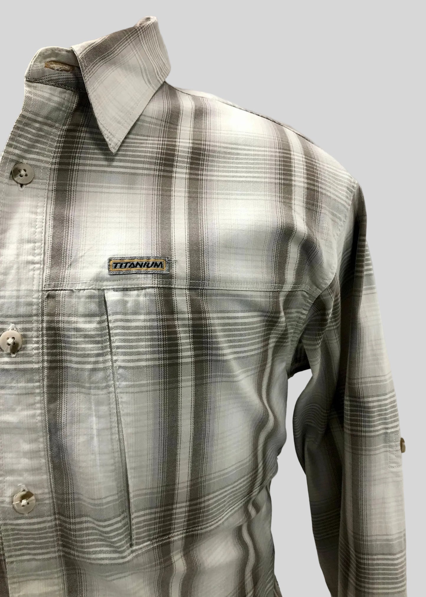 Camisa de botones Columbia 🔹 con patrón de cuadros en color verde oliva y blanco Talla M