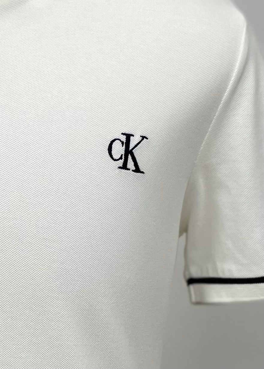 Camiseta Polo Calvin Klein CK color blanco con diseño de lineas en color negro Talla L Entalle Slim Fit