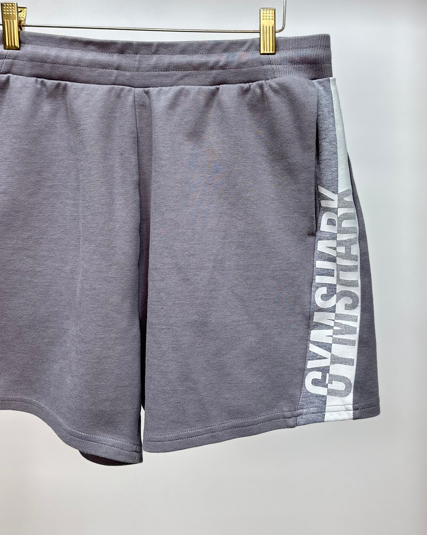 Short Lounge Gymshark 🏋🏼‍♂️ color gris claro y logo en blanco Talla L