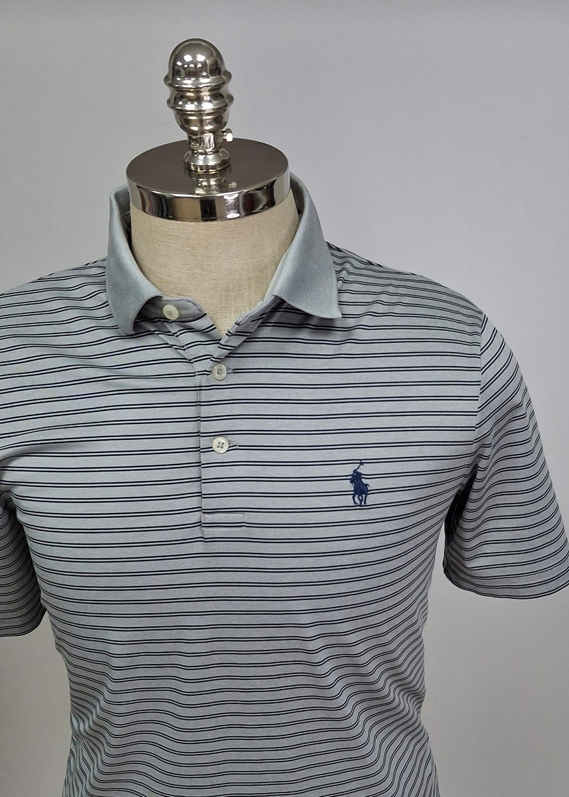 Camiseta Polo Ralph Lauren 🏇🏼 Color gris con patrón de rayas color Azul navy Talla S Entalle Clásico