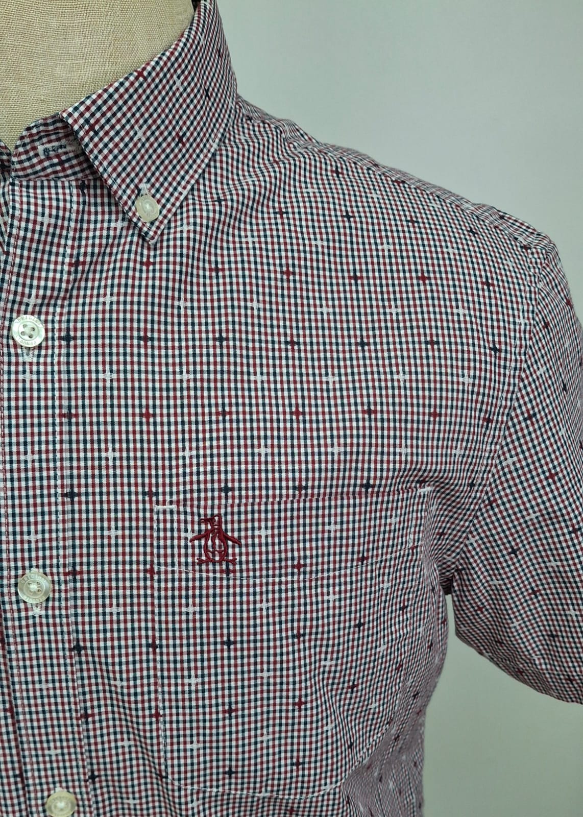 Camisa Original Penguin 🐧 de cuadros en color rojo, negro y blanco Talla M Entalle Regular