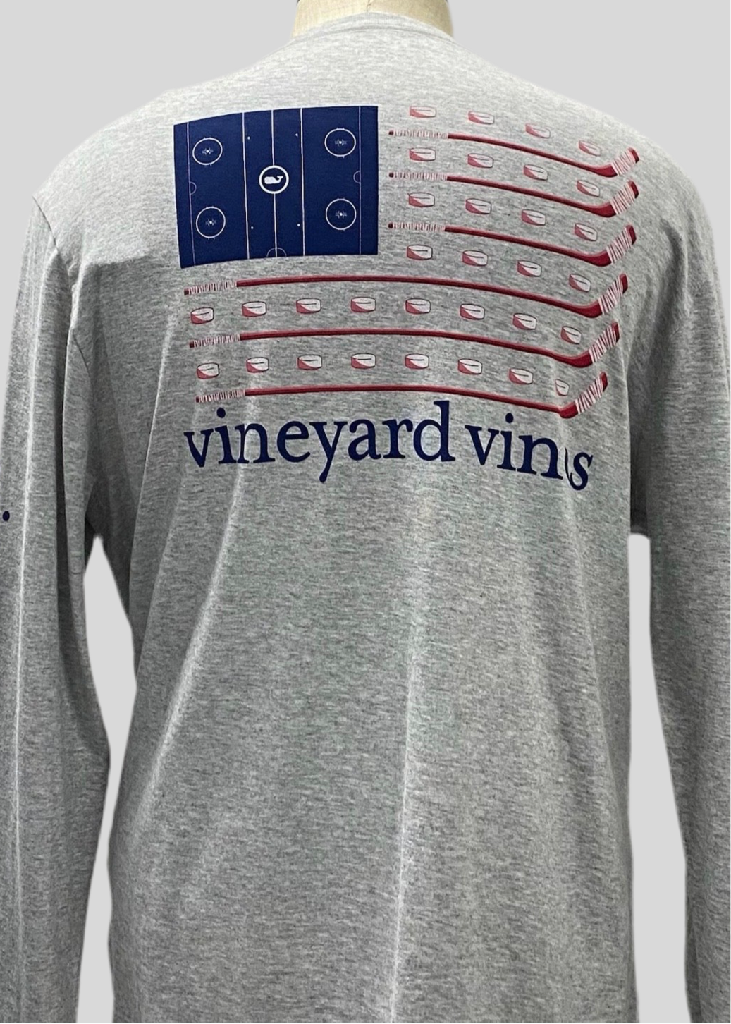 Camiseta de bolsillo Vineyard Vines 🐳 color gris claro con Diseño de ballena en azul y rojo Talla Large
