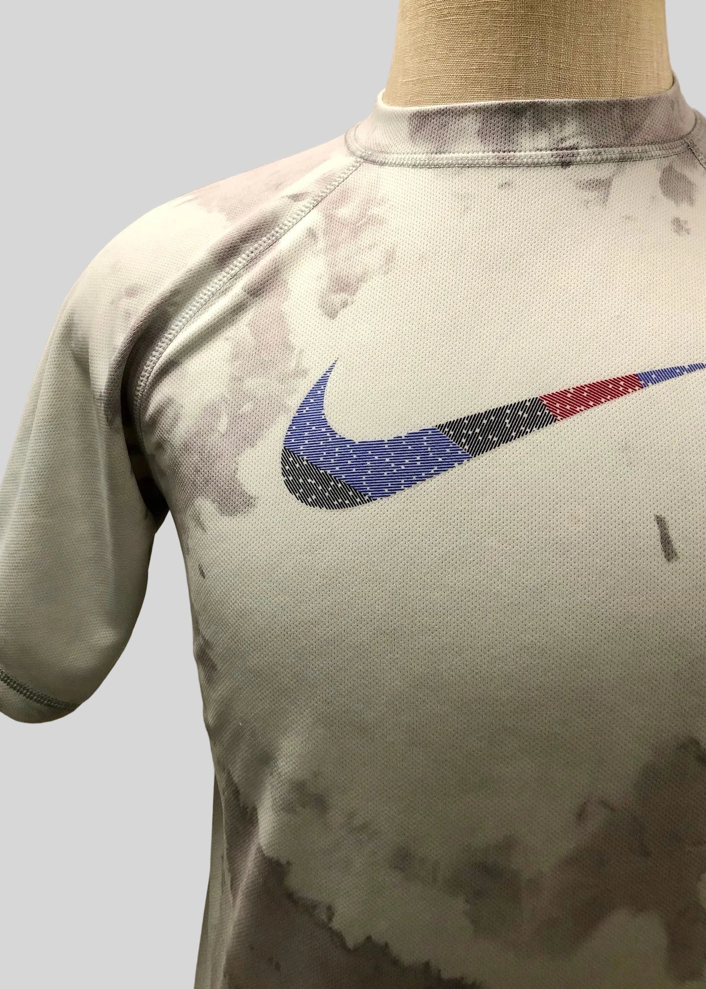 Camiseta de entrenamiento cuello redondo Nike ✔️ Diseño de grafitti en color gris claro y oscuro Talla S