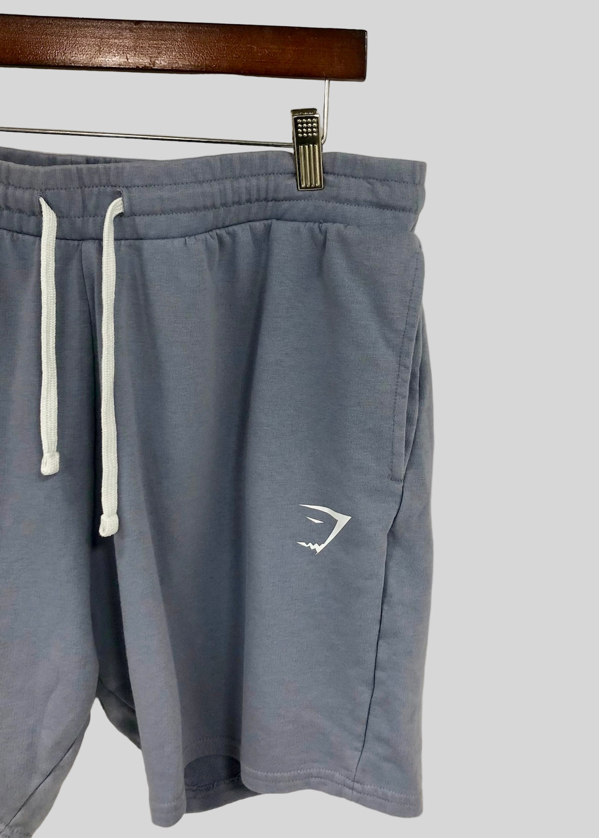 Short Lounge Gymshark 🏋🏼‍♂️ color gris y logo en blanco Talla XL