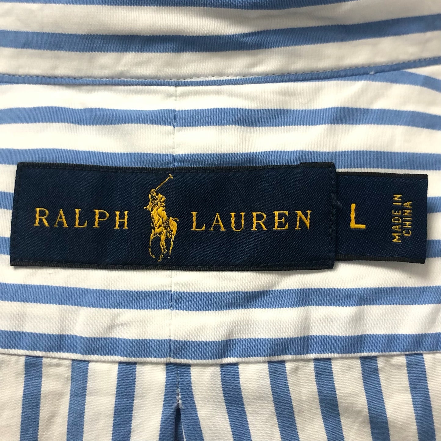 Camisa Polo Ralph Lauren 🏇🏼 color blanco con patron de rayas en color celeste Talla L Entalle Regular