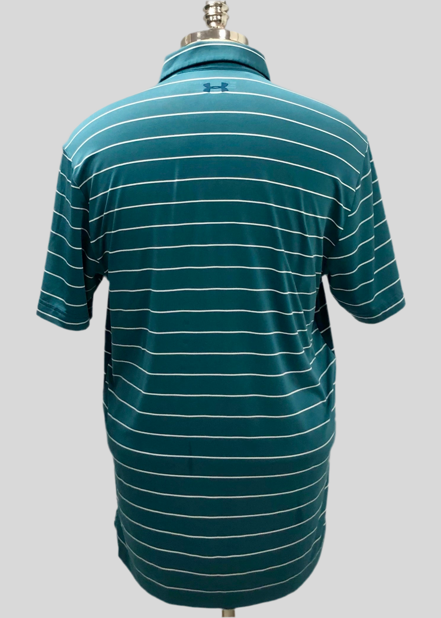Camiseta polo Under Armour 🏋🏻 de rayas en verde esmeralda y azul navy Tela Performance Talla M Entalle Regular