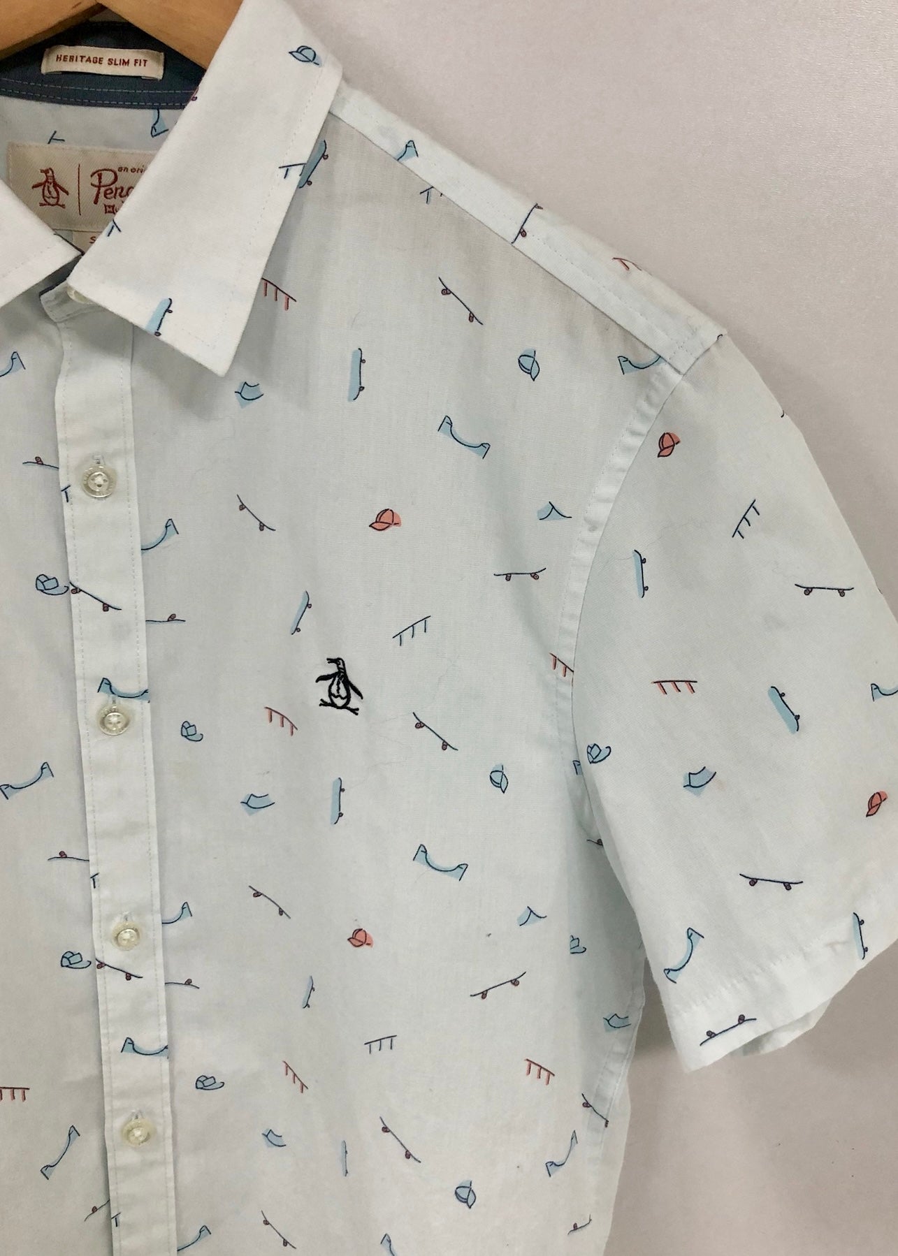 Camisa Original Penguin 🐧 color blanco con diseño de patinetas Talla S Entalle Slim Fit (ver descripción)