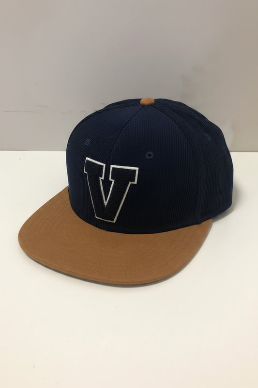 Gorra Vineyard Vines 🐳 Tela cordoroy color azul navy y kaki con logotipo V