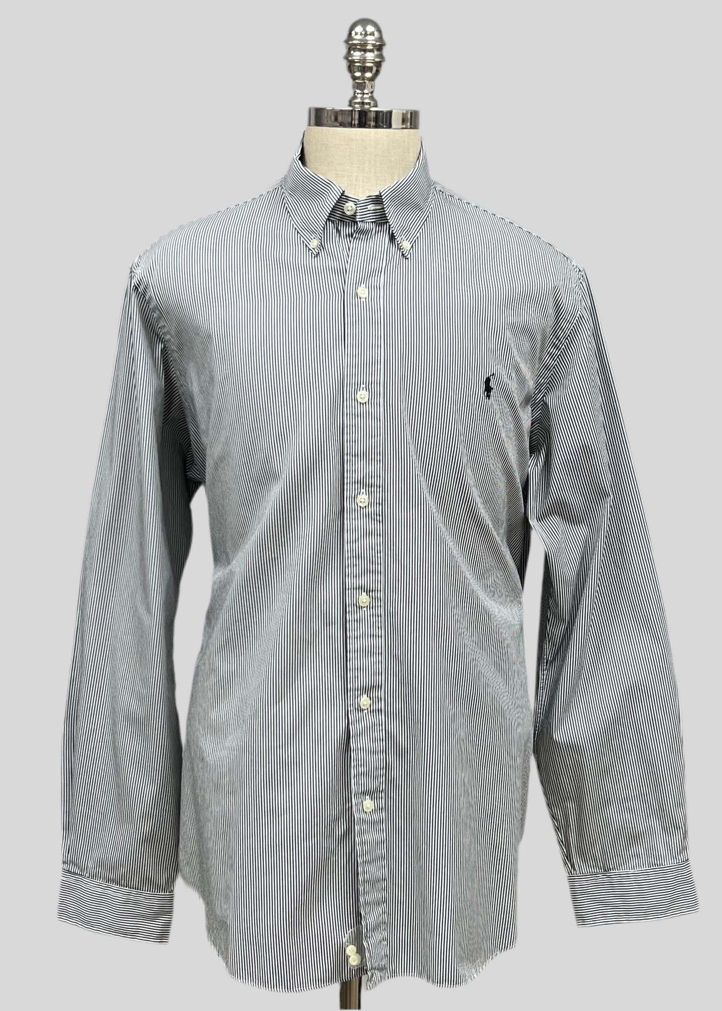 Camisa Polo Ralph Lauren 🏇🏼 color blanco con patron de rayas finas en color negro Talla L Entalle Regular