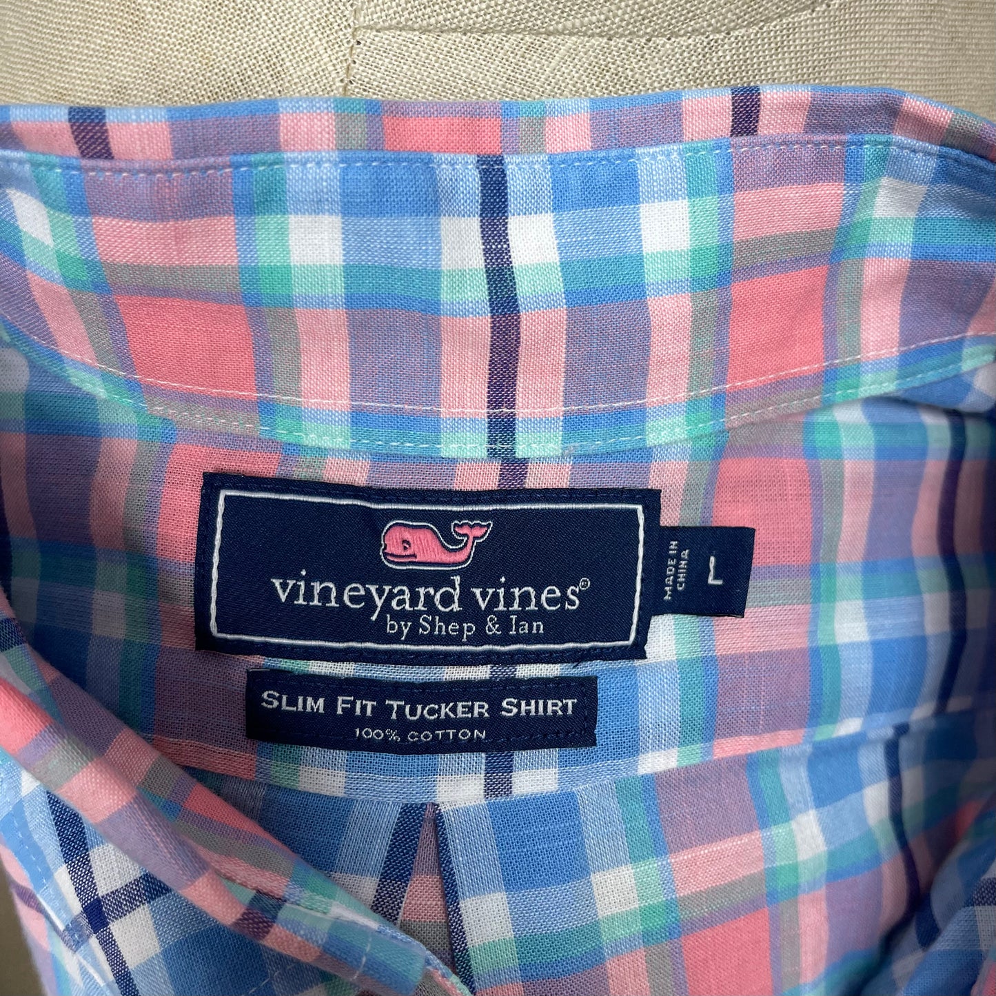 Camisa de botones Vineyard Vines 🐳 color azul de cuadros tartán en color celeste, blanco y rosado Talla L Entalle Slim Fit