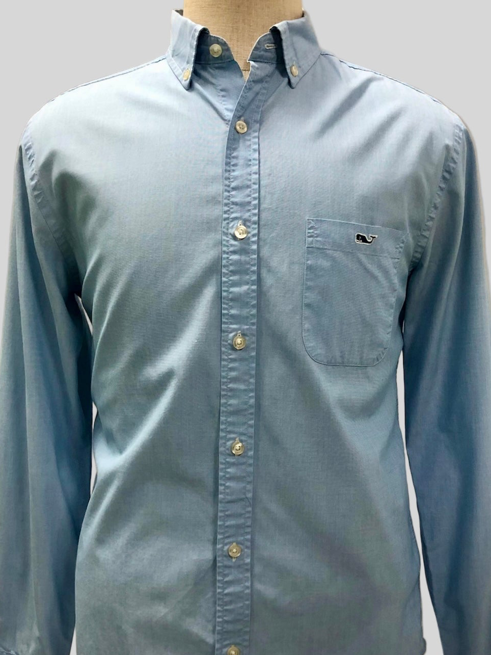Camisa de botones Vineyard Vines 🐳 de cuadros finos en color celeste y blanco Talla M Entalle Clasico