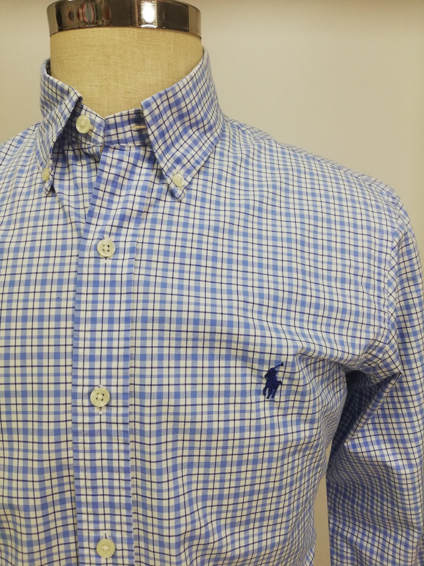 Camisa Polo Ralph Lauren 🏇🏼 color blanco con patron de cuadros en celeste y azul navy Talla M Entalle Regular