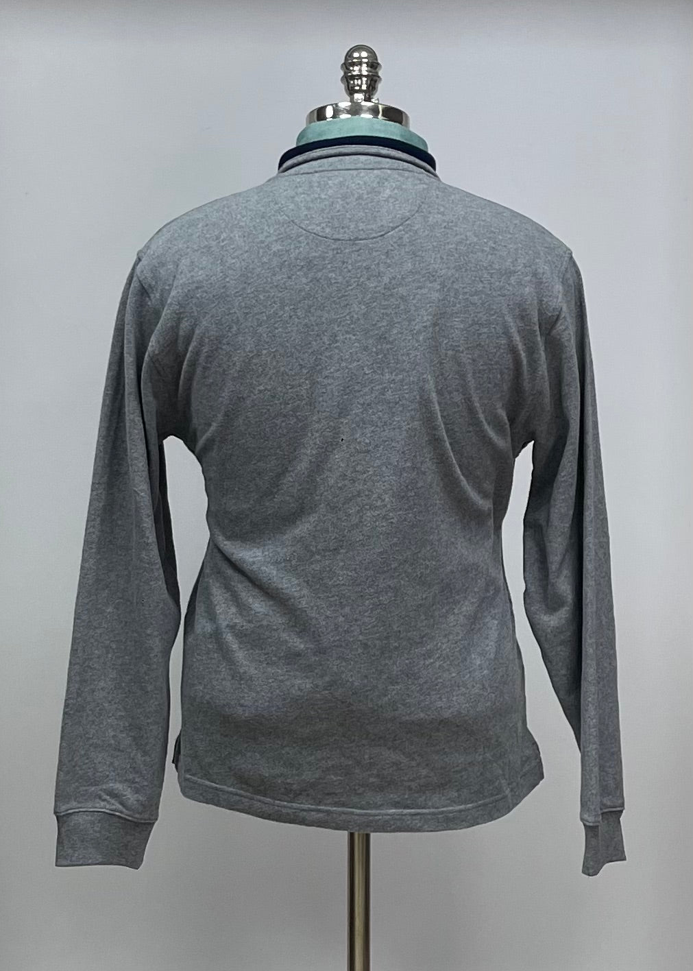 Sueter Jersey Brooks Brothers 🐑 color gris oscuro con logo celeste Talla M