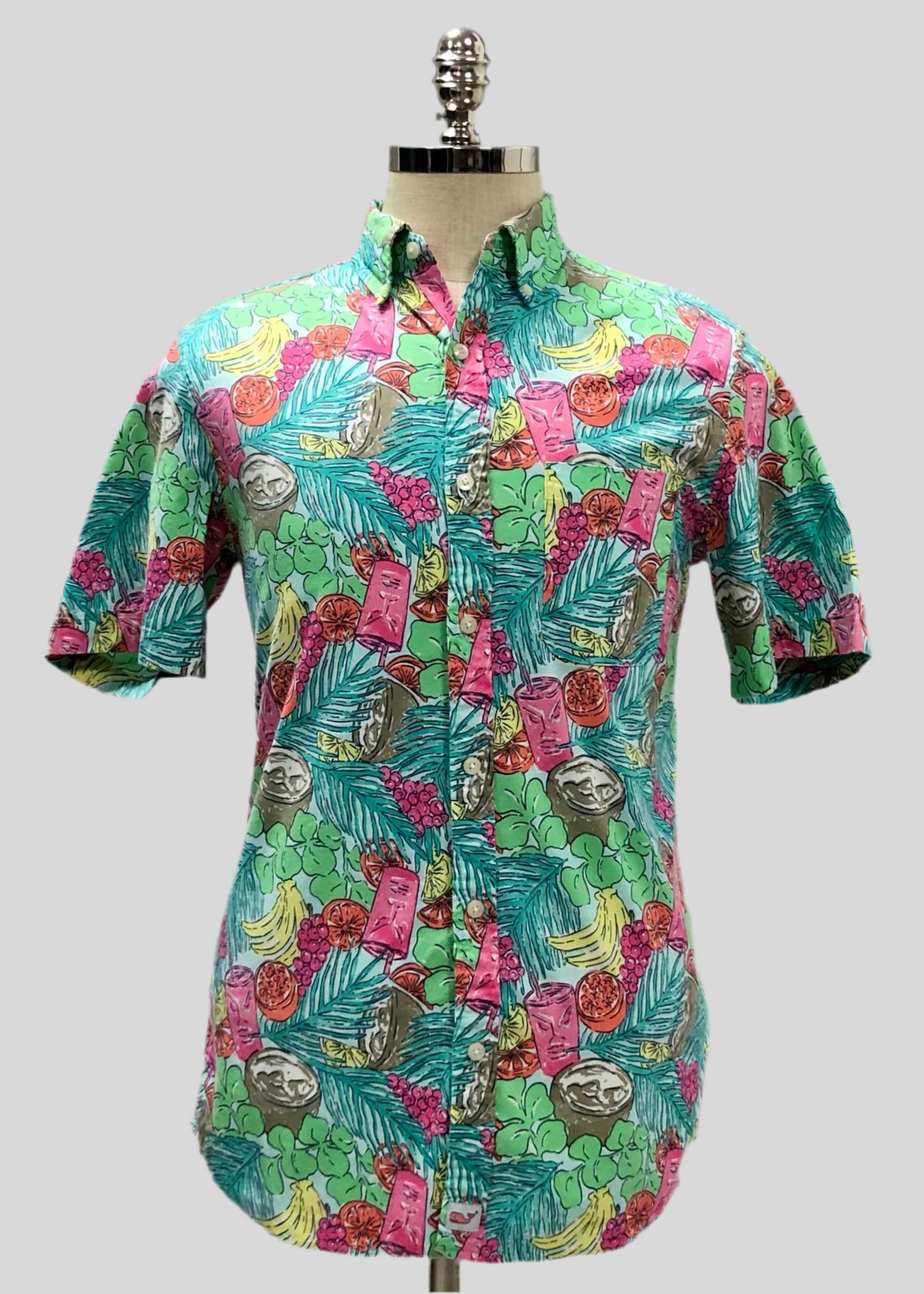Camisa de botones Vineyard Vines 🐳 color celeste con diseño de frutas en color verde, amarillo y rosado Talla M Entalle Clásico