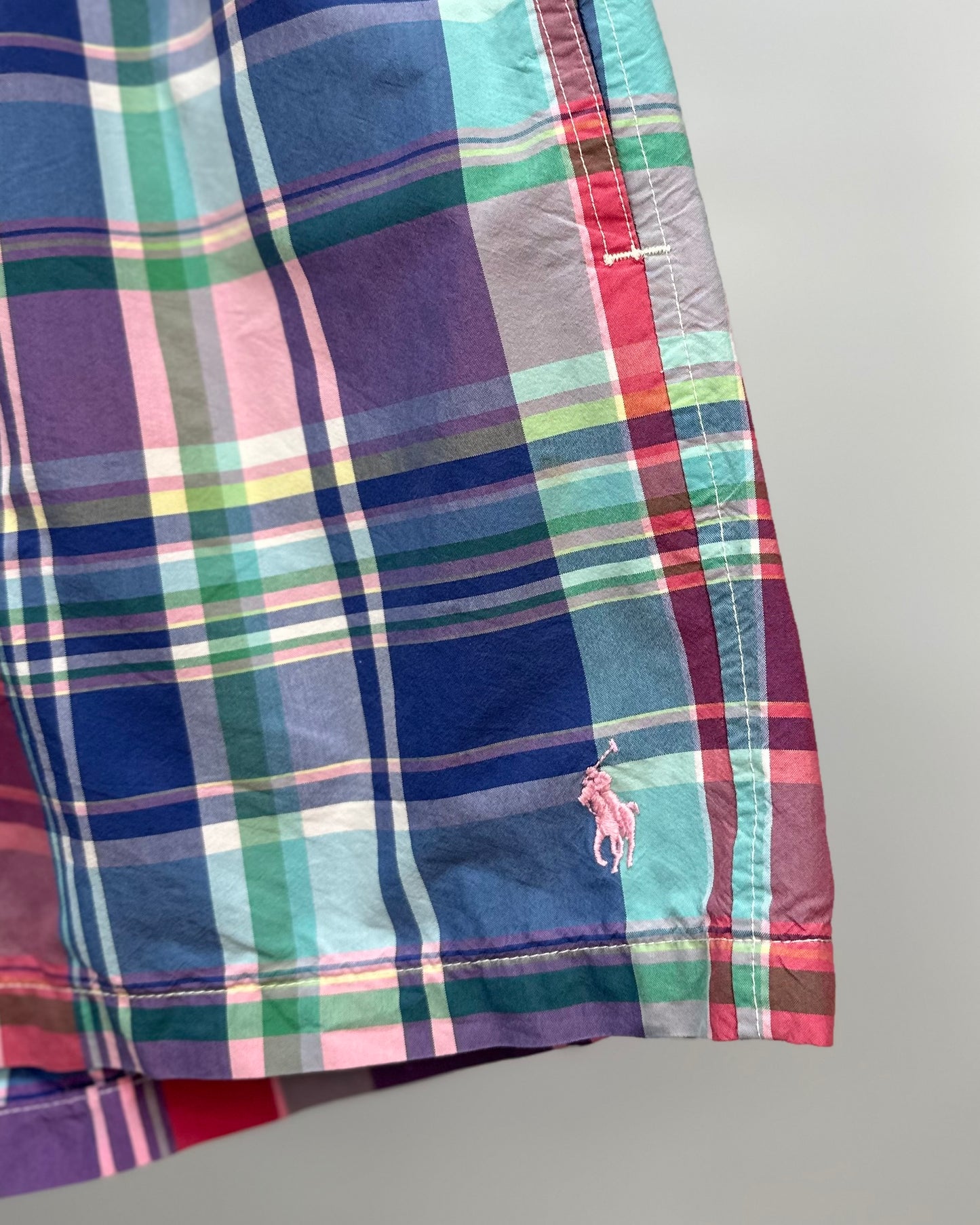 Short de baño Polo Ralph Lauren 🏇🏼con patron de cuadros en color azul, verde y rosado con logo bordado en color rosado talla M