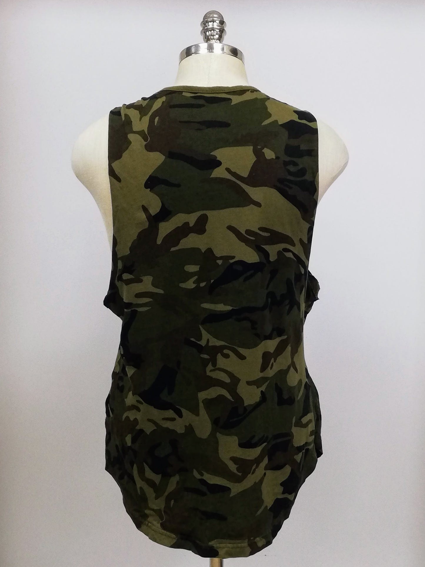 Camiseta de entrenamiento sin mangas YoungLA 🏋🏽 diseño de camuflaje en color verde oliva y logo en blanco Talla L