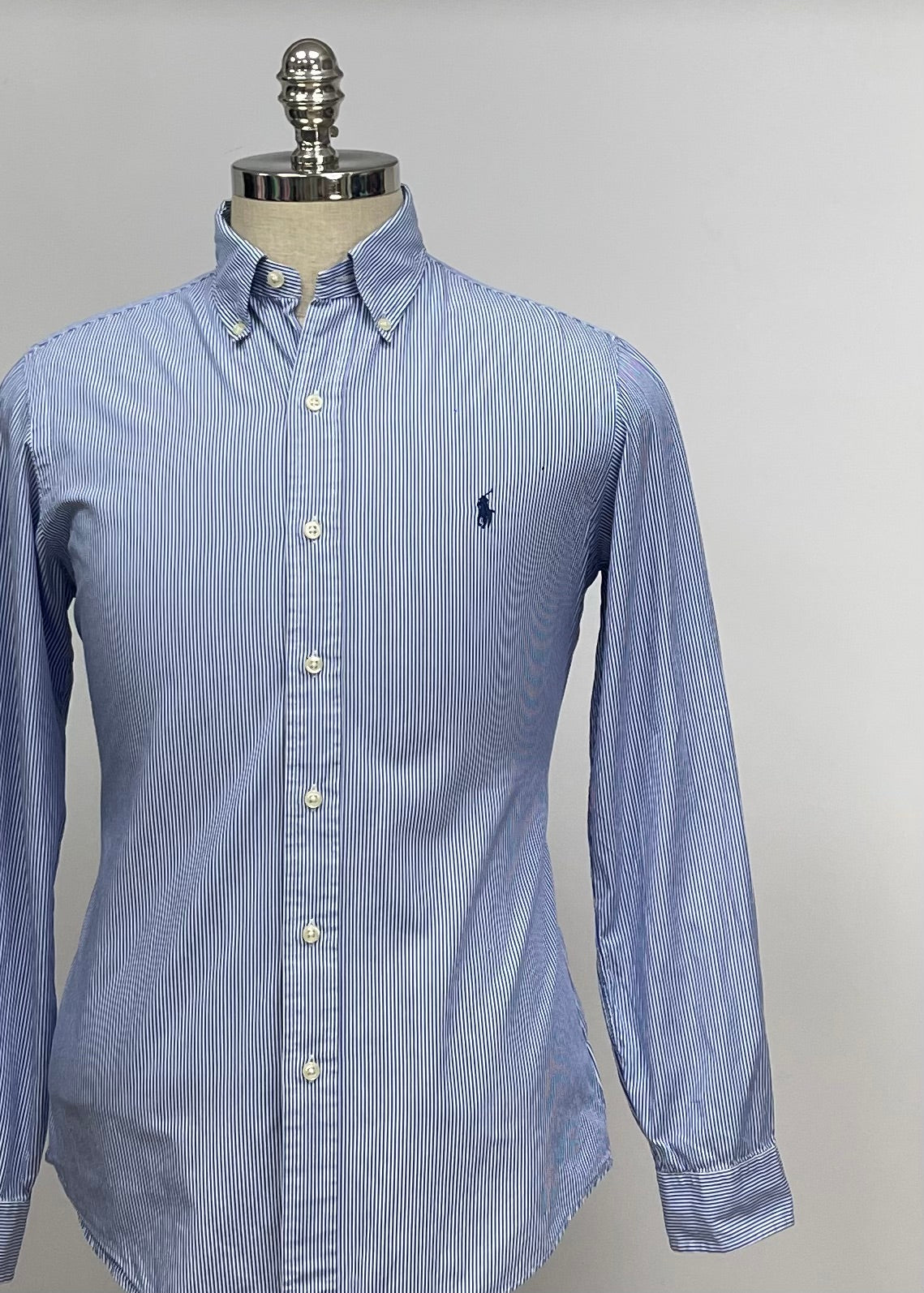 Camisa Polo Ralph Lauren 🏇🏼 con patron de finas rayas azul y blanco Talla S Entalle Regular (ver descripción)