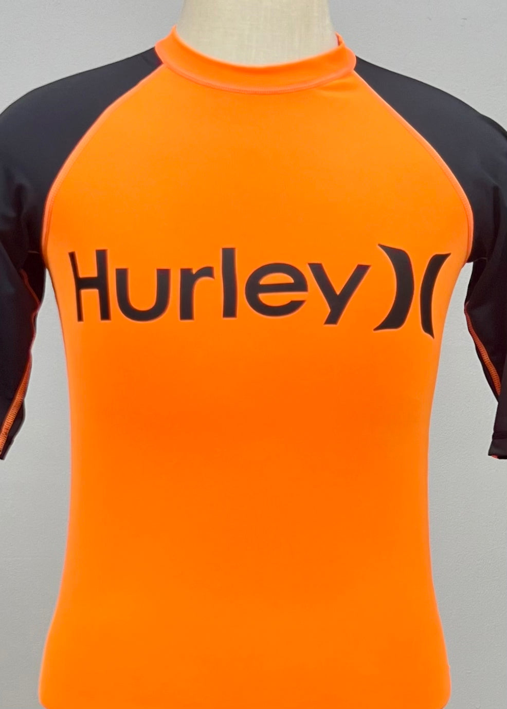 Camiseta de baño Hurley 🏄🏽‍♂️  color negro y naranja intenso y logo en negro Talla S