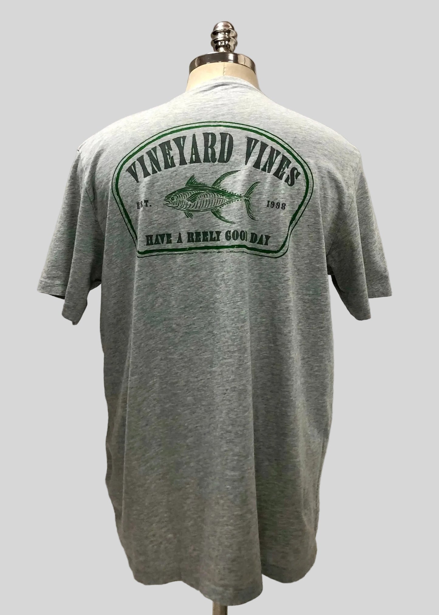 Camiseta cuello redondo Vineyard Vines 🐳 color gris claro con Diseño de Pescado Talla L